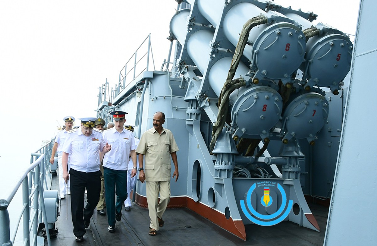Accompanied by Vice Admiral Vladimir Kasatonov, President Isaias toured the Russain frigate Marshal Shaposhinkov