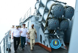 Accompanied by Vice Admiral Vladimir Kasatonov, President Isaias toured the Russain frigate Marshal Shaposhinkov